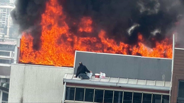 Bursa'da 8 katl� sitede can pazar�: Yang�nda mahsur kald�, b�yle kurtar�ld�