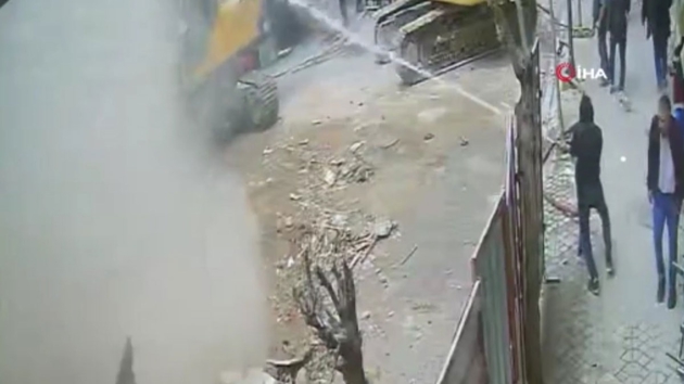 Zeytinburnu'nda kahreden �l�m! Beton par�as� �ocu�u hayattan kopard�