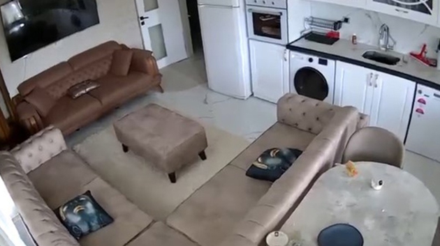 Van'da korkutan deprem: O anlar kamerada 