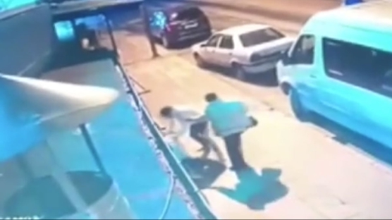 Esenyurt'ta sokak ortas�nda vah�et! �ki kad�n� darp edip elini kolunu sallayarak gitti