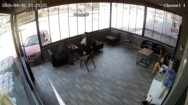 Etraf�nda d�nd�, d�kkana dald�: Kimse ne yapt���na anlam veremedi