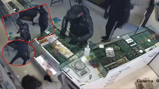 ���l�k sesine dayanamay�p ka�t�lar! Kuyumcuda soygunu saniye saniye g�r�nt�lendi