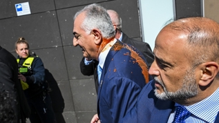 Berlin'de Pehlevi'ye so�uk du�! Ba��ndan a�a�� k�rm�z� boya d�k�ld�