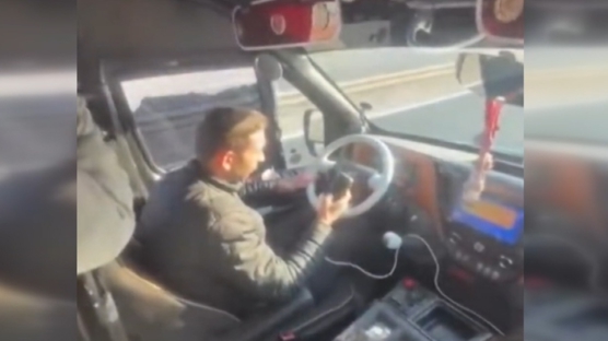 Yolcu dolu dolmu�ta pes dedirten g�r�nt�ler: �of�r�n vurdumduymazl��� tepki �ekti 