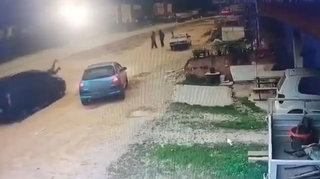 Ak�lalmaz olay! �nce konu�tu, sonra �arpt�