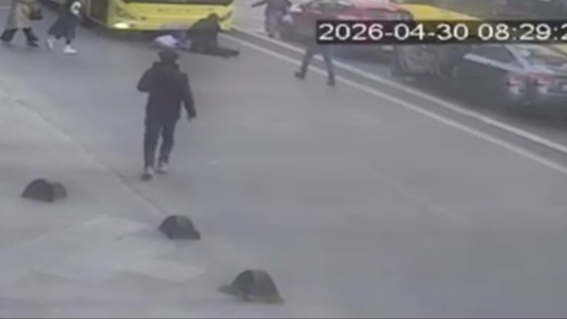 �ETT otob�s� k�rm�z� ���k dinlemedi: 12 ya��ndaki �ocu�u alt�na ald�