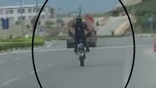 8 saniyelik �ov pahal�ya patlad�: Polis cezada ac�mad�