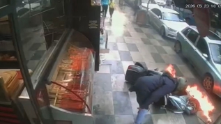Mar�a bast�, neye u�rad���n� �a��rd�! Panik anlar� kameralara yans�d�