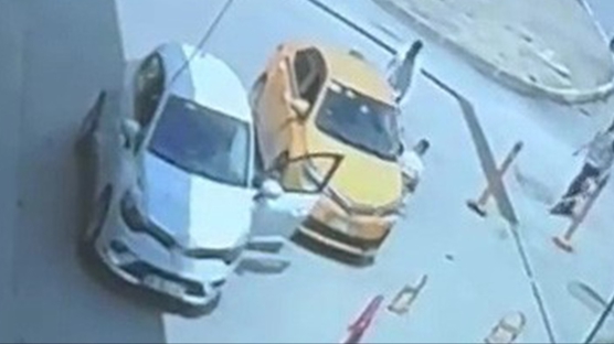Yol verme kavgas�nda taksiciyi b��aklad�! Deh�et anlar� saniye saniye kameraya yans�d�
