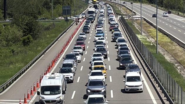 Tatilciler d�n�� yoluna ge�ti! Bolu ge�i�inde trafik durma noktas�na geldi