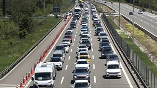 Tatilciler d�n�� yoluna ge�ti! Bolu ge�i�inde trafik durma noktas�na geldi