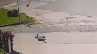 Elaz��'da karga pani�i: Ka�arken taklalar att� 
