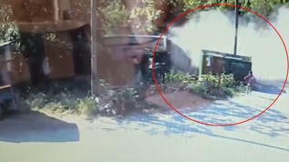 Faciaya ramak kala! Kamyonun alt�nda kalmaktan son anda kurtuldu
