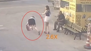 Adana'da ilgin� kaza: Yolda y�r�yen kad�n�n kafas�na d��t�