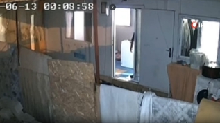 Gece yar�s� korkutan deprem! O anlar kameraya yans�d� 