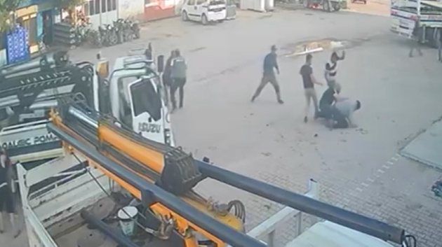 Ortal�k sava� alan�na d�nd�! Tekmelerin havada u�u�tu�u kavga an� kamerada