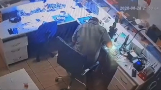Telefon bataryas� bir anda alev ald�! Panik anlar� g�venlik kameras�nda