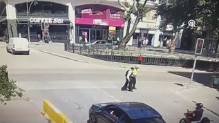 O anlar kamerada: Ya�l� adam�n imdad�na T�rk polisi yeti�ti