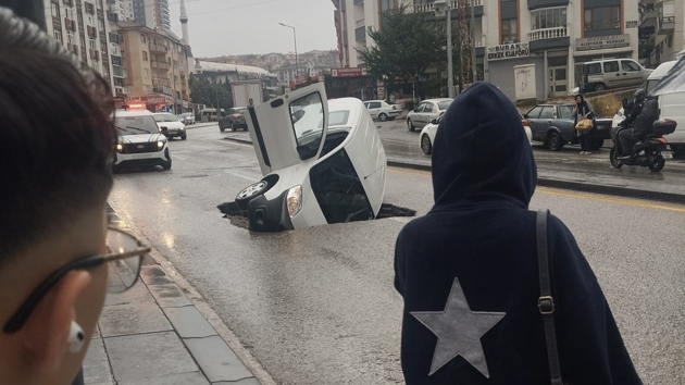 Ankara sele teslim! Otomobilin �ukura d��me an� kamerada