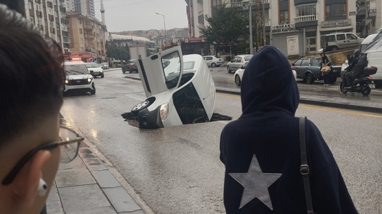 Ankara sele teslim! Otomobilin çukura düşme anı kamerada