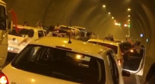 Tünelde tepki çeken halay! Trafiği felç ettiler