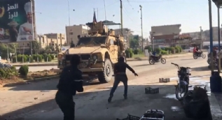 Suriye´de ABD´ye büyük tepki: Halk zırhlıları böyle taşladı