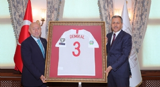 TFF Başkanı Özdemir Vali Yerlikaya´ya Merih Demiral´ın 3 numaralı formasını hediye etti