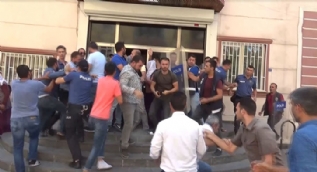 HDP´liler oğlu için oturma eylemi yapan anneye saldırdı
